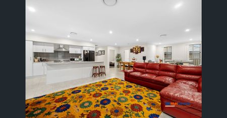 Immaculate 4-bedroom, 2-bathroom family home with a double garage! - Photo 4