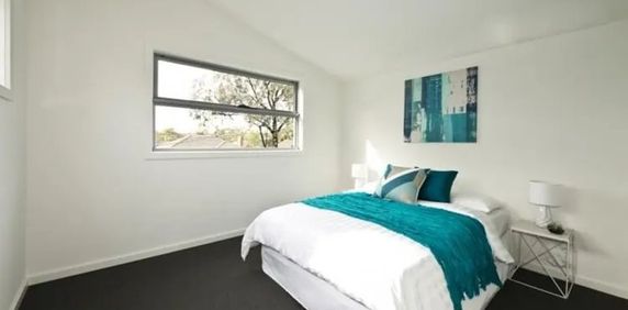 SMART AND MODERN 2 BEDROOM TOWNHOUSE - Photo 2