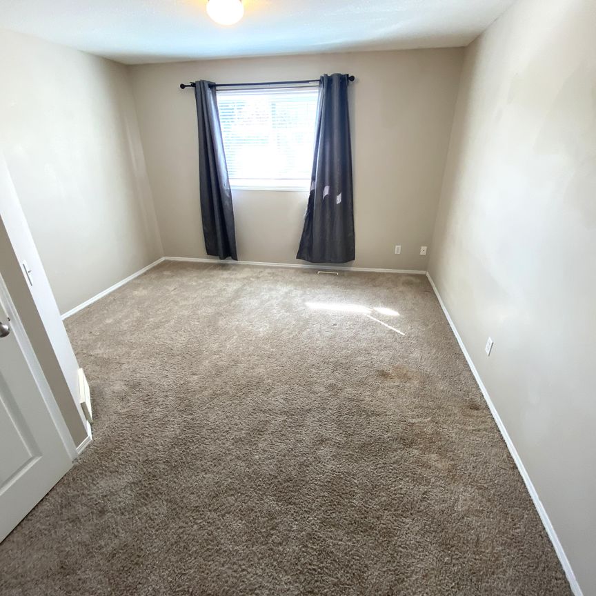 GREAT 3 BED, 1.5 BATH 2 STOREY TOWNHOUSE, W/ AN ATTACHED SINGLE GARAGE IN ELLERSLIE - Photo 1