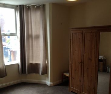 Amazing 5 Bedroom Student House - Photo 3