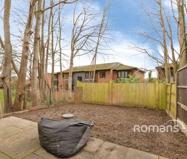 Crescent Drive, Aldershot, Hampshire, GU12 - Photo 2