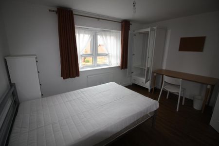 4 bedroom semi-detached house to rent - Photo 4