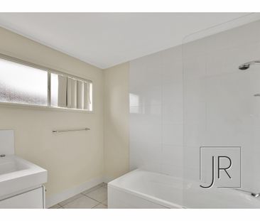 2 Ensenada Court, Broadbeach Waters QLD 4218 - House For Rent | Domain - Photo 6