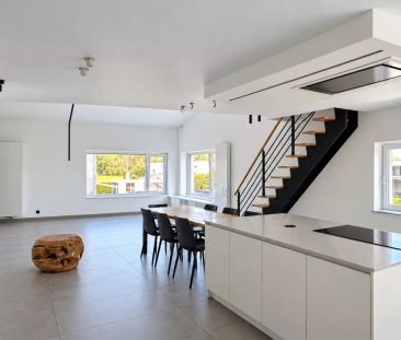 Ruim triplexappartement met vier slaapkamers, ruim terras en twee autostaanplaatsen - Photo 3