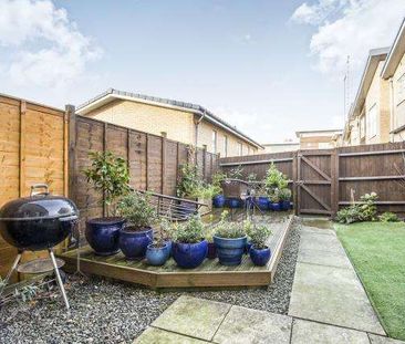 Gorgeous ALL ENSUITE house with lounge & garden Room 3 - Photo 4