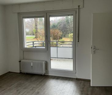 Erdgeschoss mit Badewanne und Balkon - Photo 1