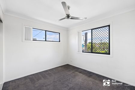 FOUR BEDROOM TOWNHOUSE IN THE HEART OF CLEVELAND - Photo 2