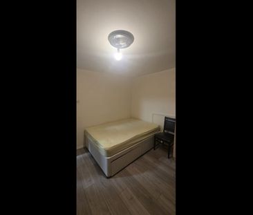 Studio Flat, Ivinghoe Road, RM8 - Photo 2