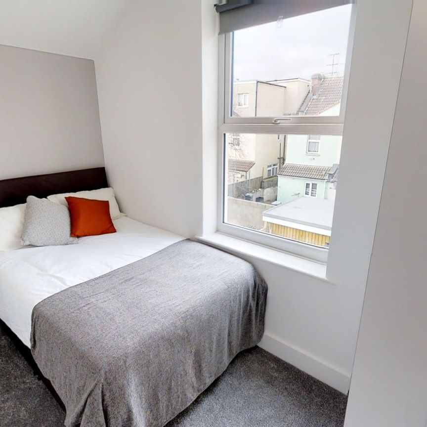 Sociable Home Steps from Tesco & IKEA - Photo 1