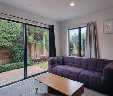 Low Maintenance 2 Bedroom Townhouse - Close to CBD - Photo 2