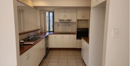 29 Lake Eyre Crescent, Parkinson QLD 4115 - House For Rent | Domain - Photo 2