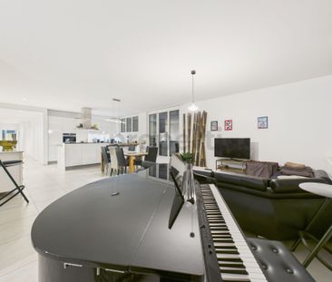 Modern 4-room apartment with spacious terrace centrally located in ... - Photo 3