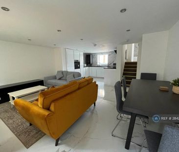 1 bedroom in a house share to rent - Photo 2