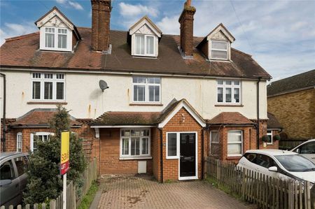 A beautifully presented four bedroom terraced home offering generous accommodation arranged over three floors, ideally located in the heart of Send, within easy reach of Woking and Guildford - Photo 2