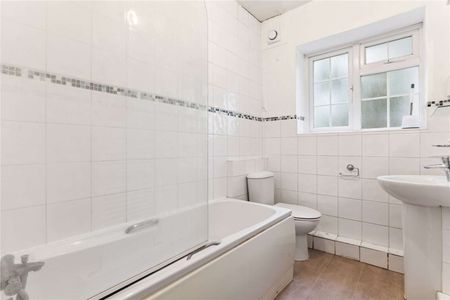 Two bedroom flat close to Clapham Common - Photo 3