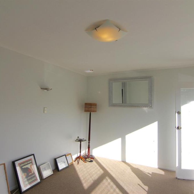 Remuera 1 bedroom unit plus an office with private garden and carport - Photo 1