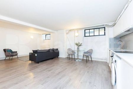 A large and spacious open plan studio within a warehouse convertion - Photo 5