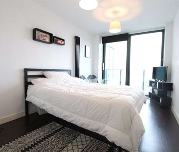 Furnished studio apartment in the centrally located Pall Mall House. - Photo 3