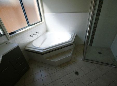 Spacious Single-Level Family Home in Gerringong - Photo 4