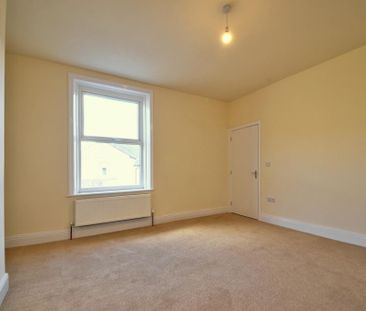 3 bedroom flat to rent - Photo 4