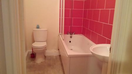 3 bedroom flat to rent - Photo 4