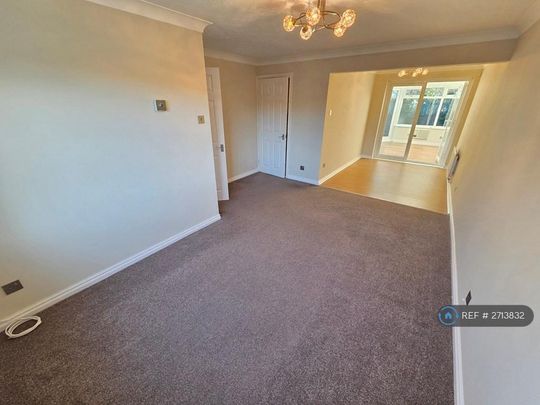 3 bedroom semi-detached house to rent - Photo 1