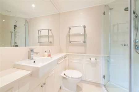 Found in a convenient location, this charming two bedroom flat is situated on the fifth floor of a smart and well maintained stucco-fronted building. - Photo 5