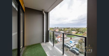 MORDEN 1-BEDROOM APARTMENT IN THE HEART OF SUNSHINE - Photo 5