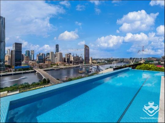 South Brisbanes Best Location - 2 Bedroom Furnished Unit with City & River Views from Living Room & Bedroom - Photo 1