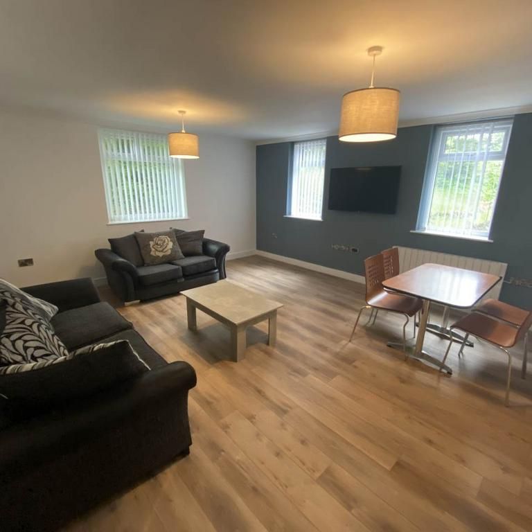 4 bedroom flat to rent - Photo 1