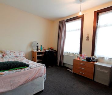 4 Bed Terraced House, Grange Avenue, RG6 - Photo 6