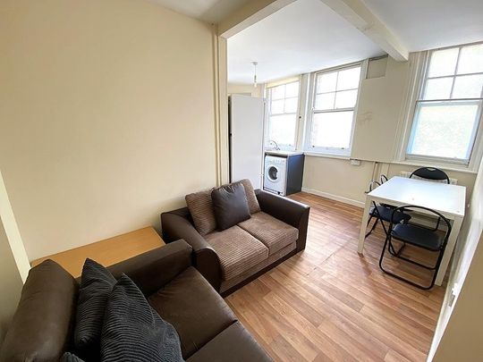 4 bedroom flat to rent - Photo 1