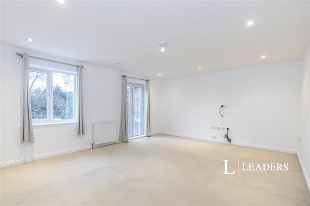 5 bedroom house to rent Hersham Road, Hersham, Walton-on-Thames, KT12 - Photo 1