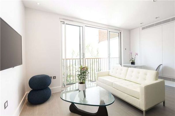 A stunning one bedroom apartment with wooden floors, in a prime Chelsea location. - Photo 1
