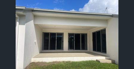 FULLY FENCED MODERN HOME IN AN IDEAL LOCATION - Photo 3