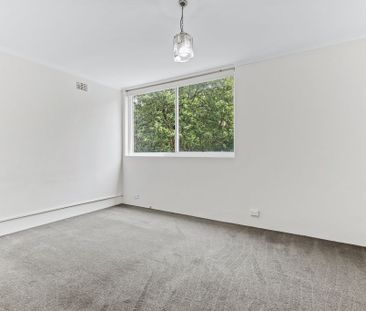 Sunny and Quiet Three Bedroom Apartment - Photo 6