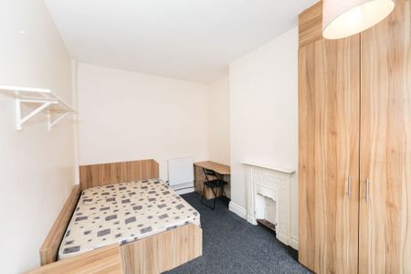 Manor Drive, Leeds - Photo 3