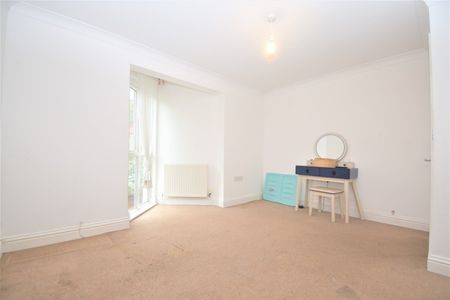 Flat to rent - Ruskin Road, Belvedere, DA17 - Photo 3