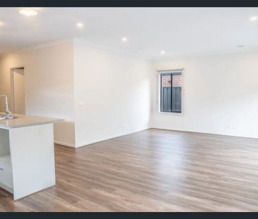 Modern 4 Bedroom Family Home in Edgebrook Estate - Photo 4