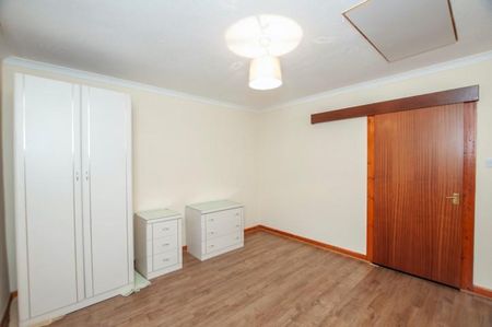 4 bedroom semi-detached house to rent - Photo 3