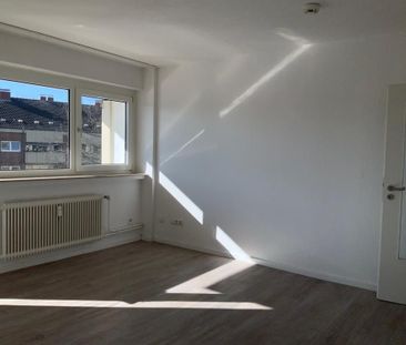 Geräumig, komplett saniert und zentrale Lage - Photo 1