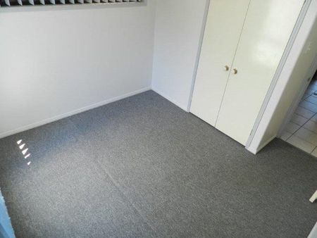 3 BEDROOM DUPLEX WITH PLENTY OF ROOM - Photo 2