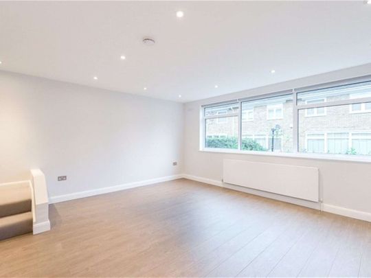A modern and well-presented four-bedroom end of terrace house, located within a sought-after road in the heart of Primrose Hill. - Photo 1