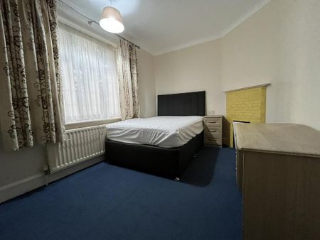 3 bedroom flat to rent - Photo 2