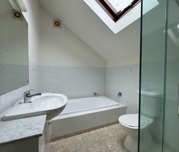 Epsom great location - Photo 6