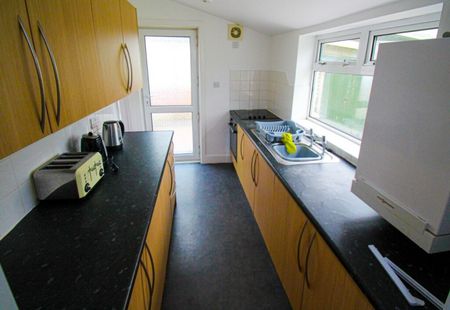 4 Bed Student House St Margarets Road - SEE VIDEO TOUR - Photo 3