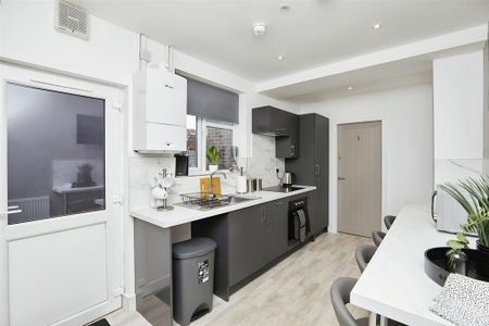 1 bedroom in a house share to rent - Photo 3