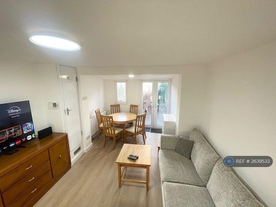 1 bedroom in a house share to rent - Photo 1