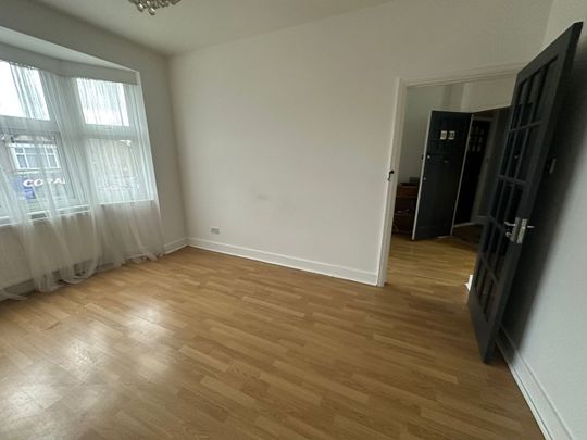 3 Bed Flat, Ealing Park Mansions, W5 - Photo 1