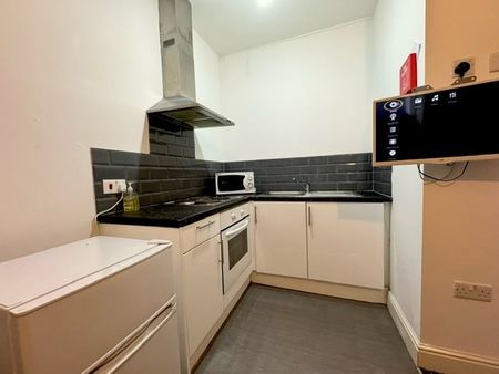 Studio Flat, Green Lane, IG3 - Photo 2